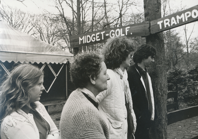 863197 Afbeelding van enkele begeleiders bij het uitstapje voor Wijk C-kinderen naar het pretpark Duinrell te ...